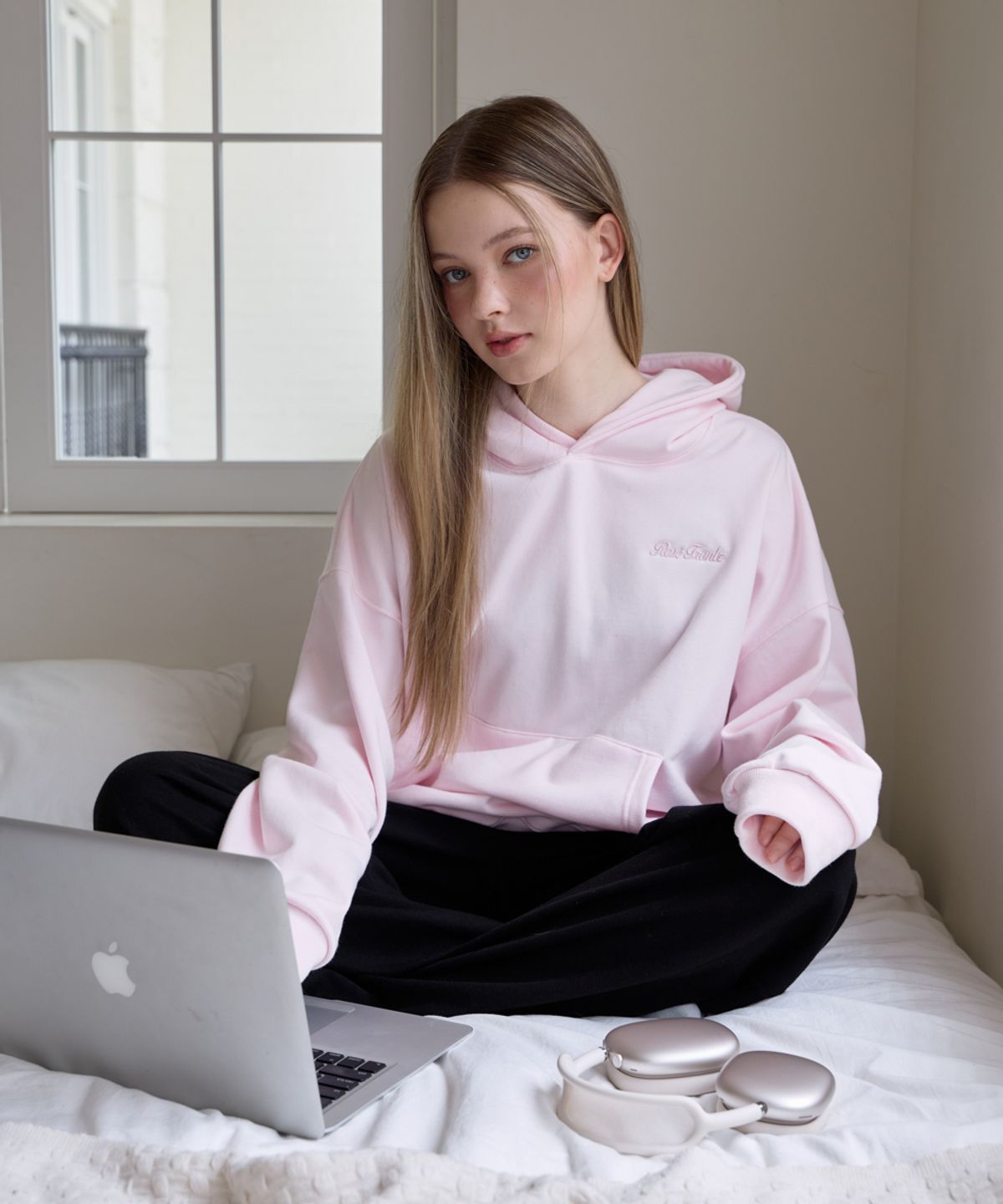 로제프란츠(ROSEFRANTZ) Back Rose Embroidery Hoodie [Pink]