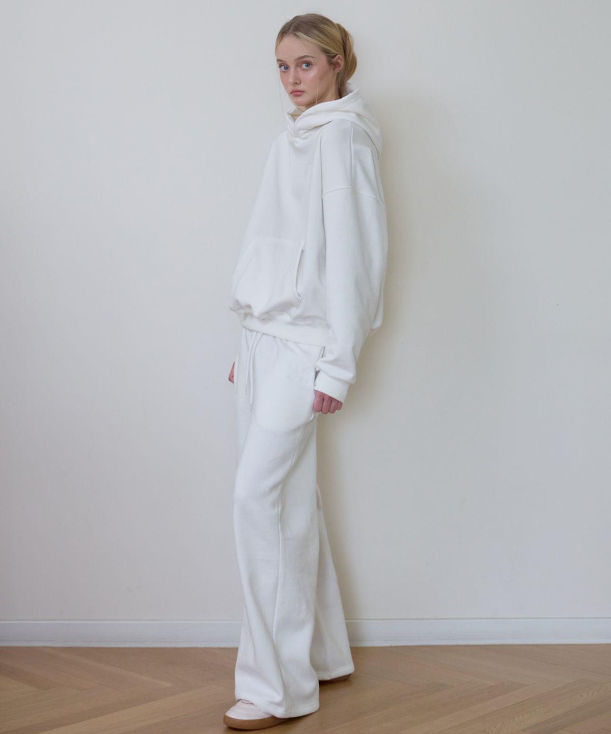 로제프란츠(ROSEFRANTZ) Back Rose Embroidery Hoodie [Ivory]