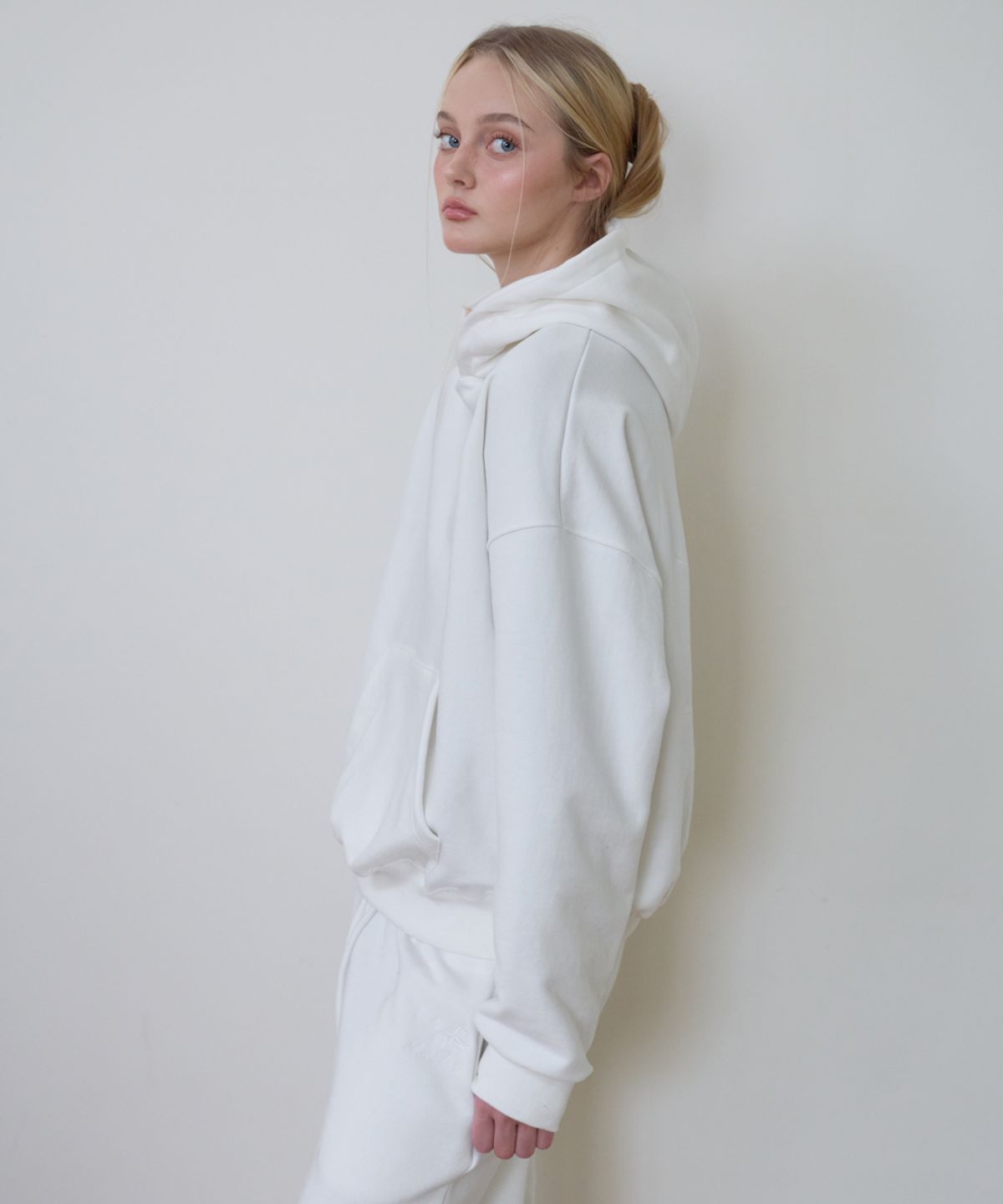 로제프란츠(ROSEFRANTZ) Back Rose Embroidery Hoodie [Ivory]