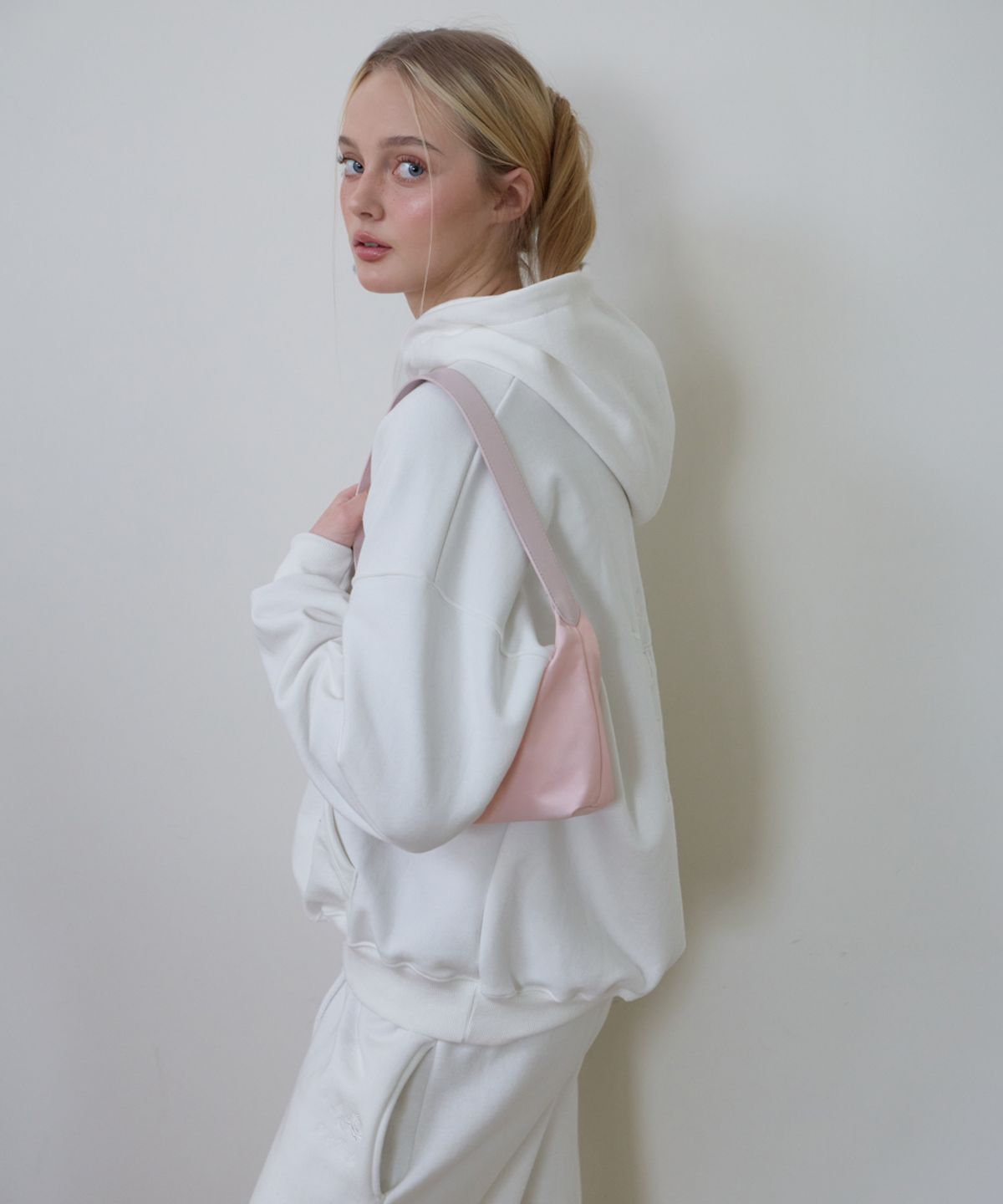 로제프란츠(ROSEFRANTZ) Back Rose Embroidery Hoodie [Ivory]