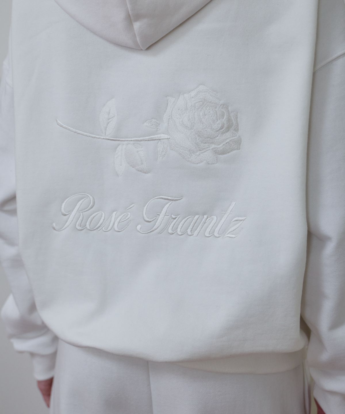 로제프란츠(ROSEFRANTZ) Back Rose Embroidery Hoodie [Ivory]