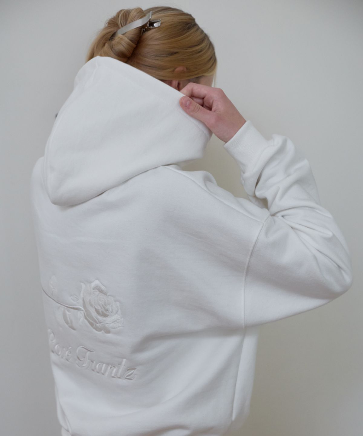 로제프란츠(ROSEFRANTZ) Back Rose Embroidery Hoodie [Ivory]