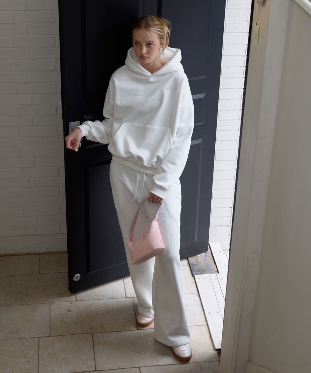 로제프란츠(ROSEFRANTZ) Back Rose Embroidery Hoodie [Ivory]