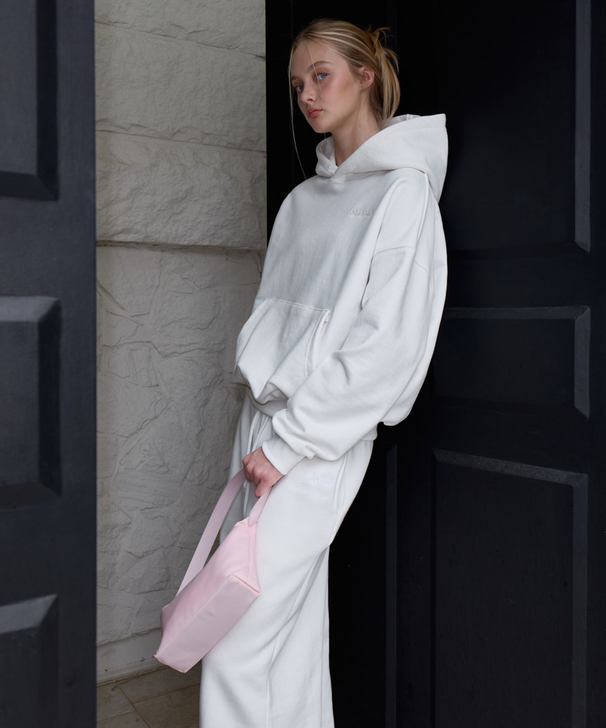로제프란츠(ROSEFRANTZ) Back Rose Embroidery Hoodie [Ivory]