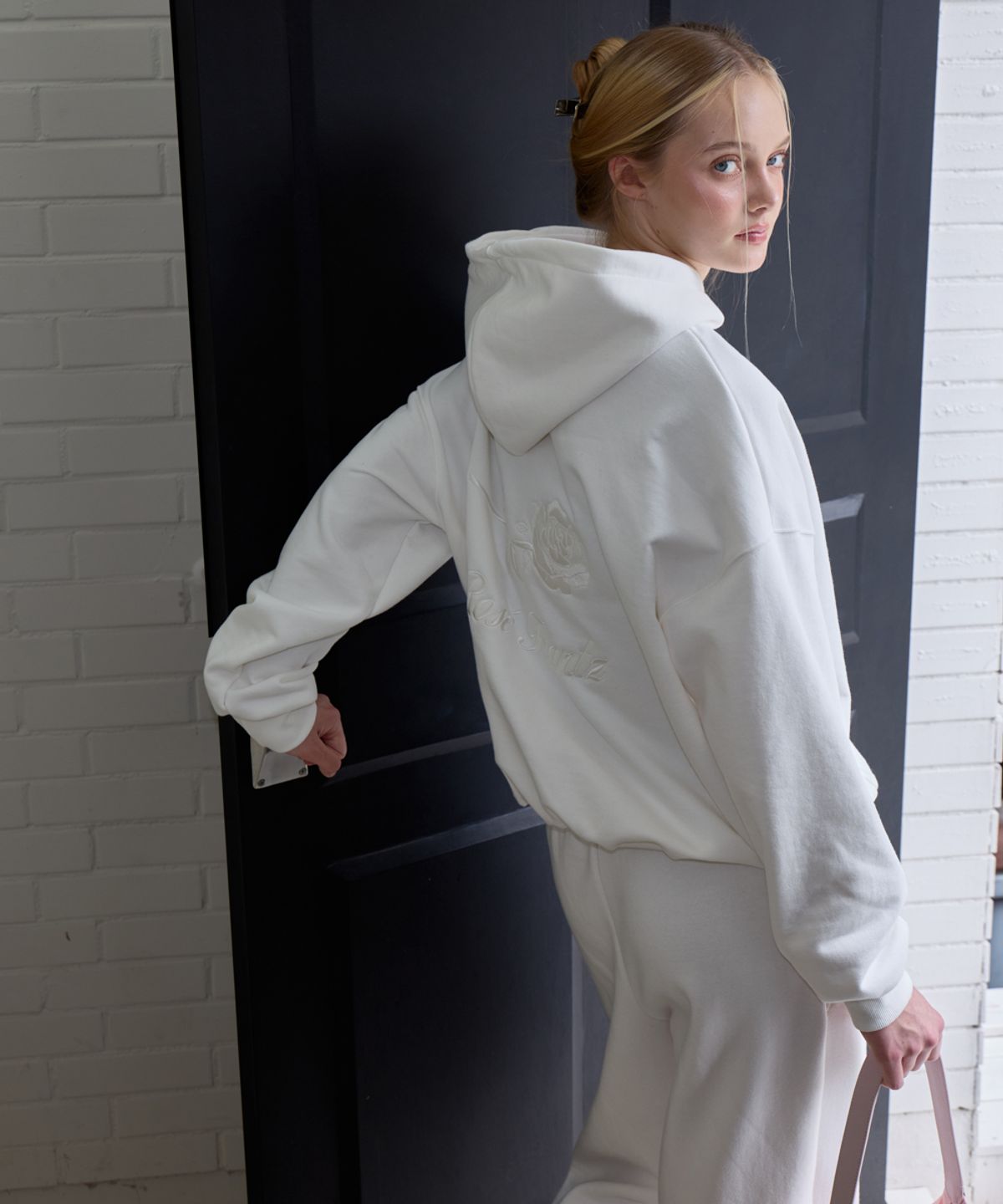 로제프란츠(ROSEFRANTZ) Back Rose Embroidery Hoodie [Ivory]