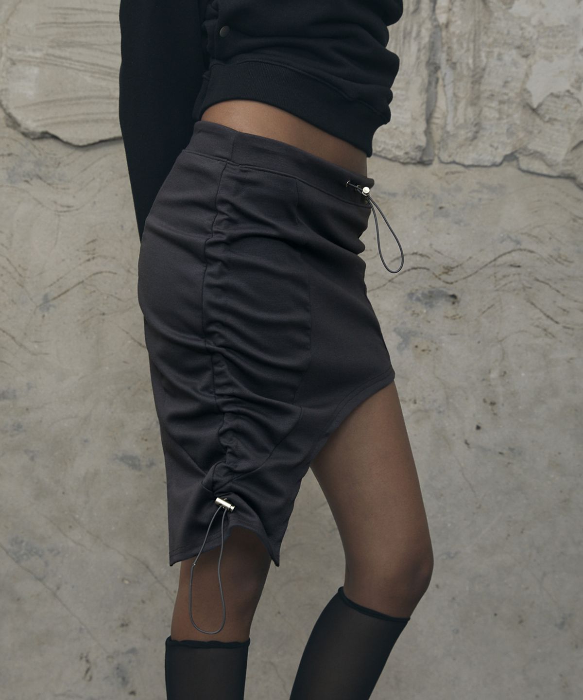 분트(VOONT) Drawstring Shirring Edge Mini Skirt (CHARCOAL)