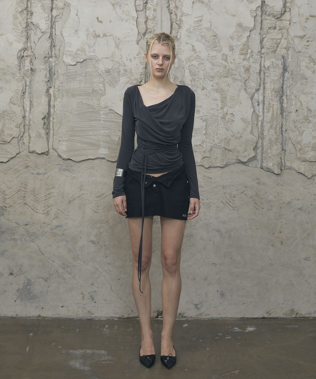 분트(VOONT) Fold Waist V-Line Mini Skirt (BLACK)