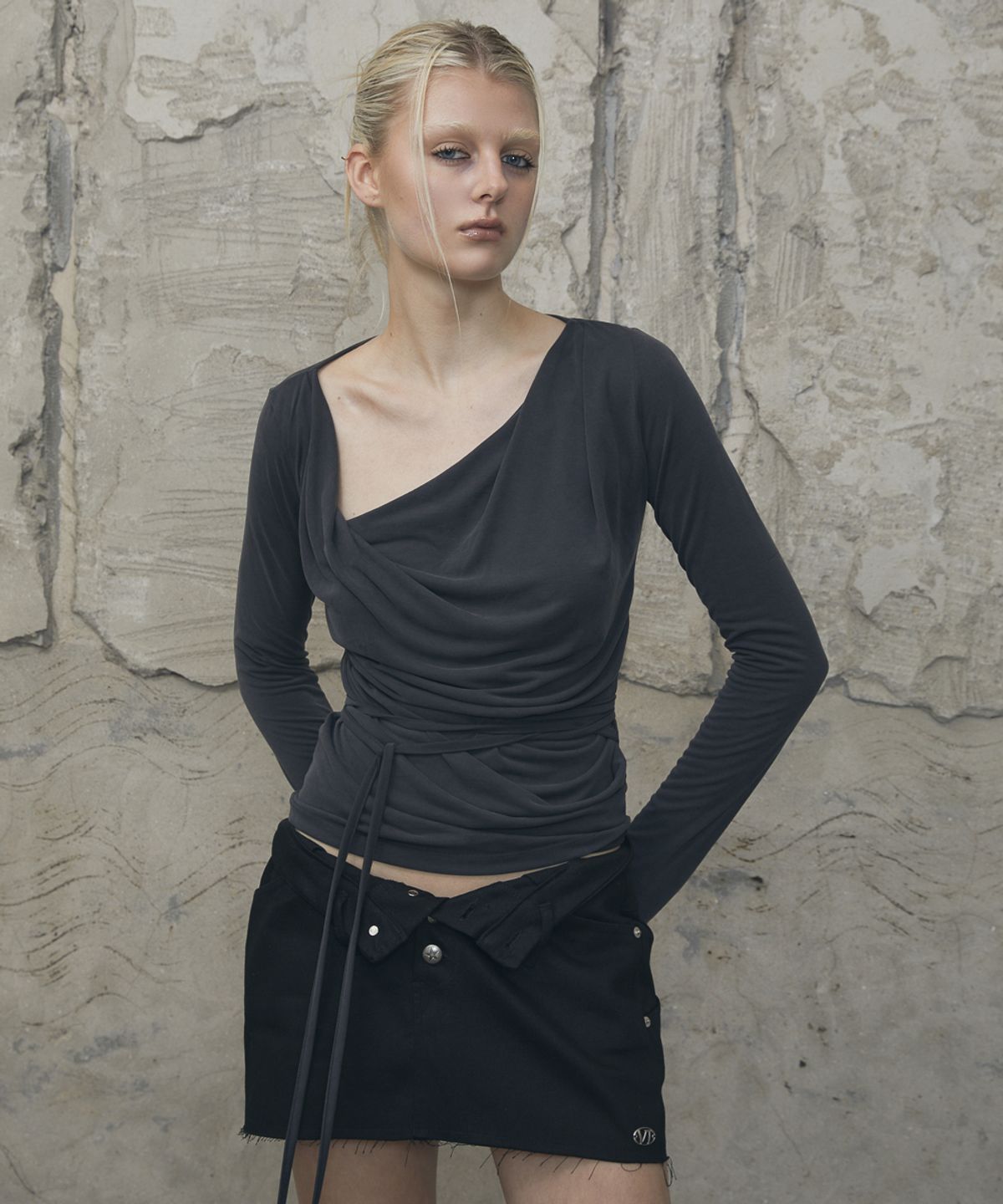 분트(VOONT) Fold Waist V-Line Mini Skirt (BLACK)