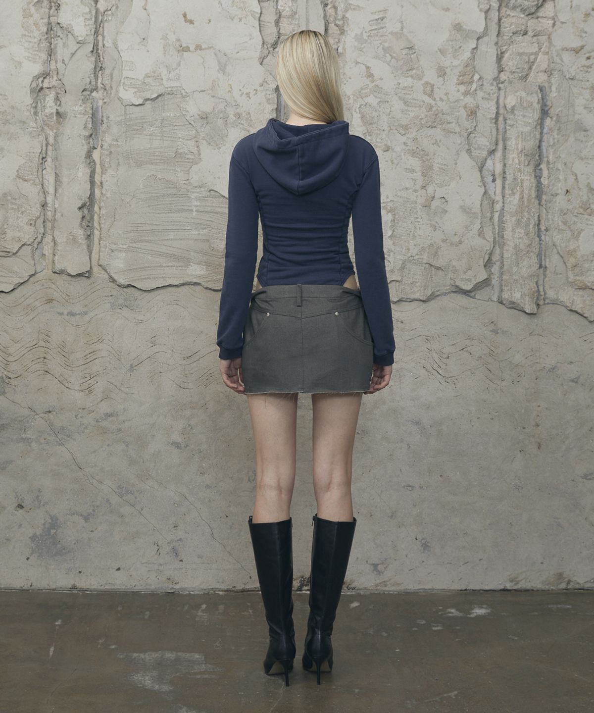 분트(VOONT) Fold Waist V-Line Mini Skirt (CHARCOAL)