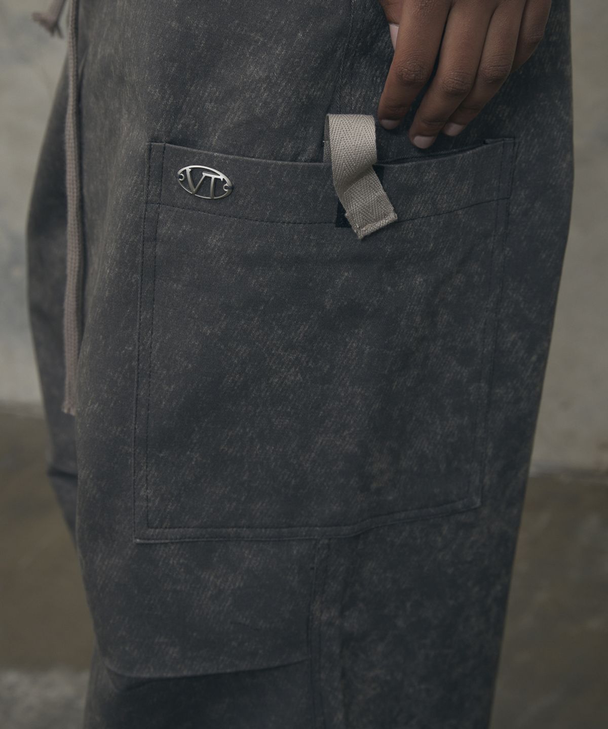 분트(VOONT) Ash Fade Wide Cargo Pants (KHAKI)