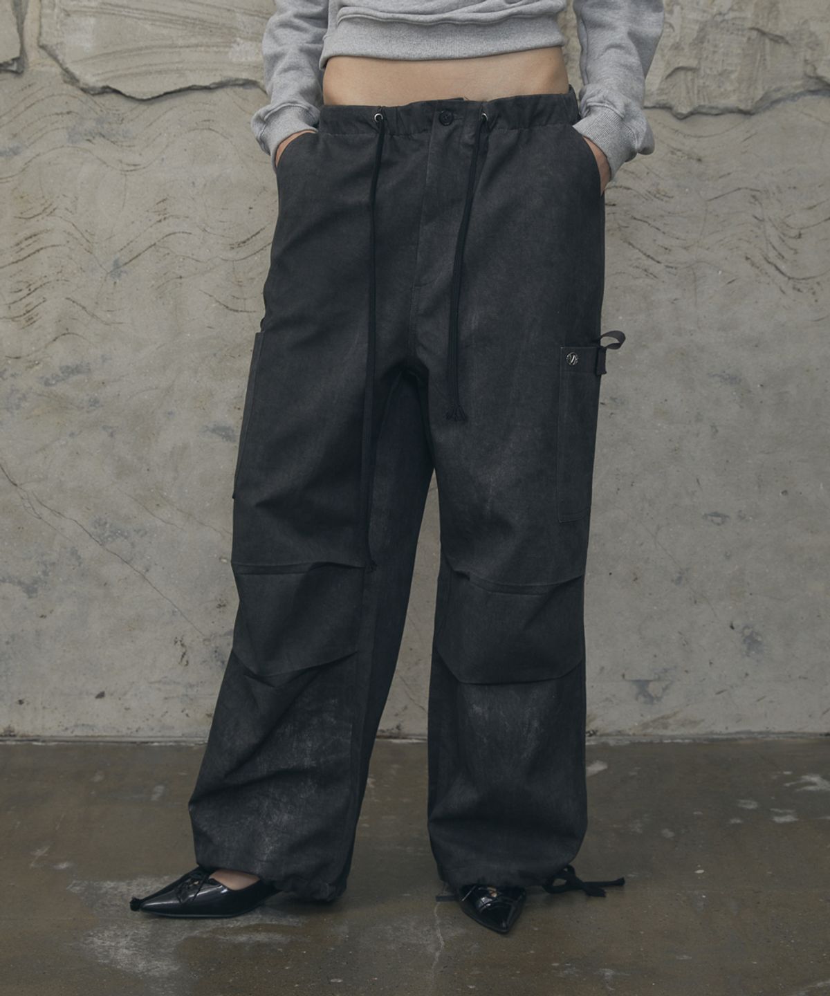 분트(VOONT) Ash Fade Wide Cargo Pants (CHARCOAL)