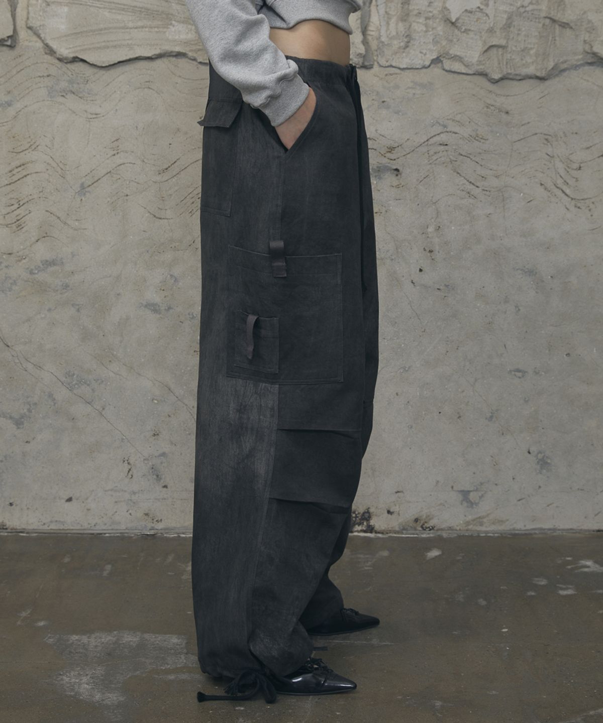 분트(VOONT) Ash Fade Wide Cargo Pants (CHARCOAL)