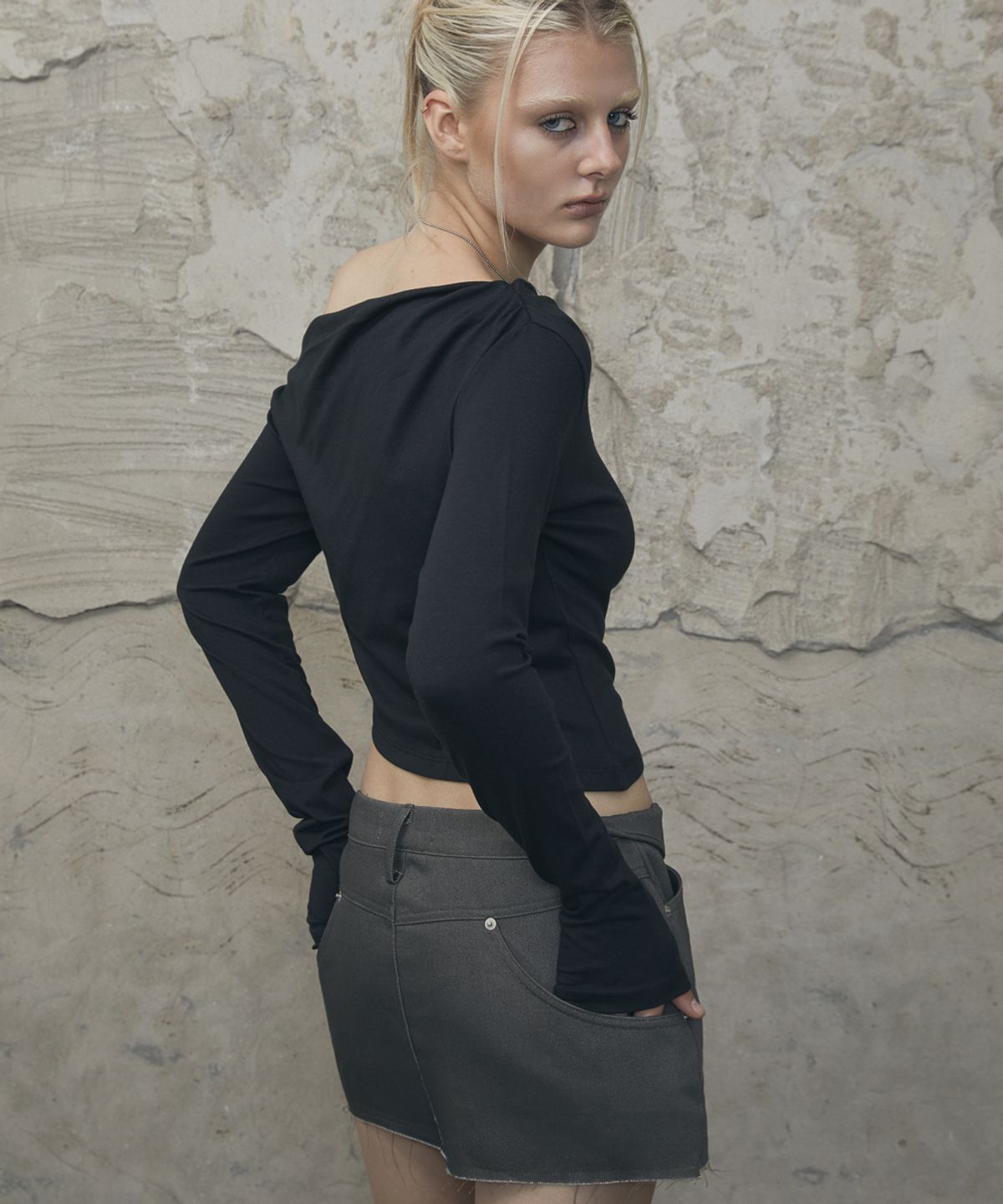 분트(VOONT) Slouchy Off-Shoulder Long Sleeve (BLACK)