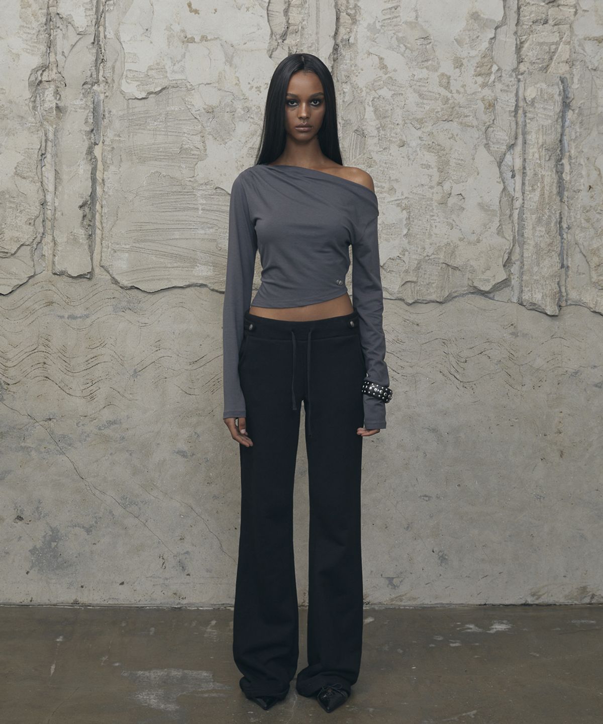 분트(VOONT) Slouchy Off-Shoulder Long Sleeve (CHARCOAL)