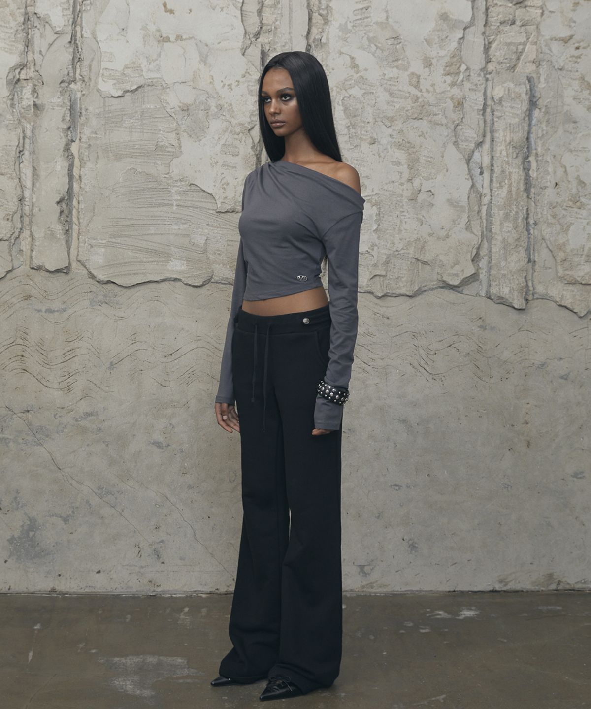 분트(VOONT) Slouchy Off-Shoulder Long Sleeve (CHARCOAL)