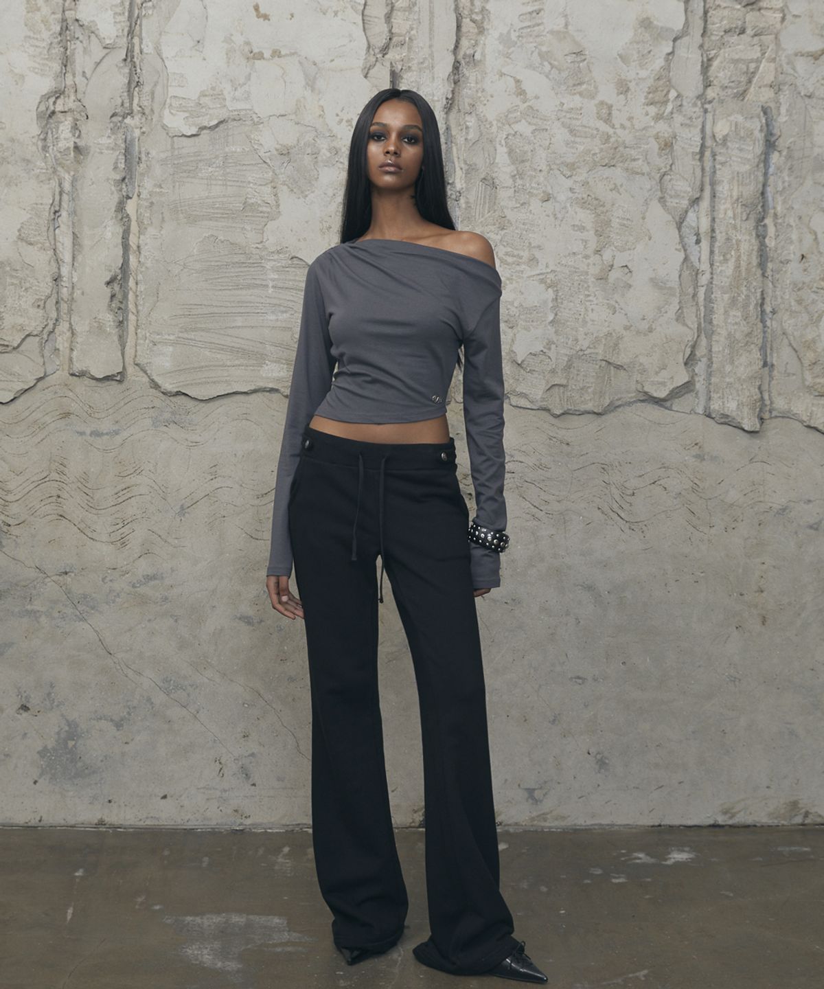 분트(VOONT) Slouchy Off-Shoulder Long Sleeve (CHARCOAL)