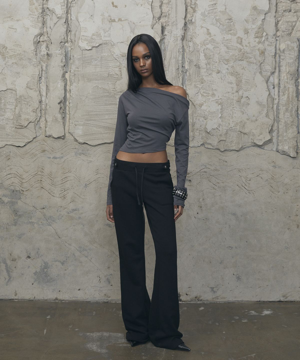 분트(VOONT) Slouchy Off-Shoulder Long Sleeve (CHARCOAL)
