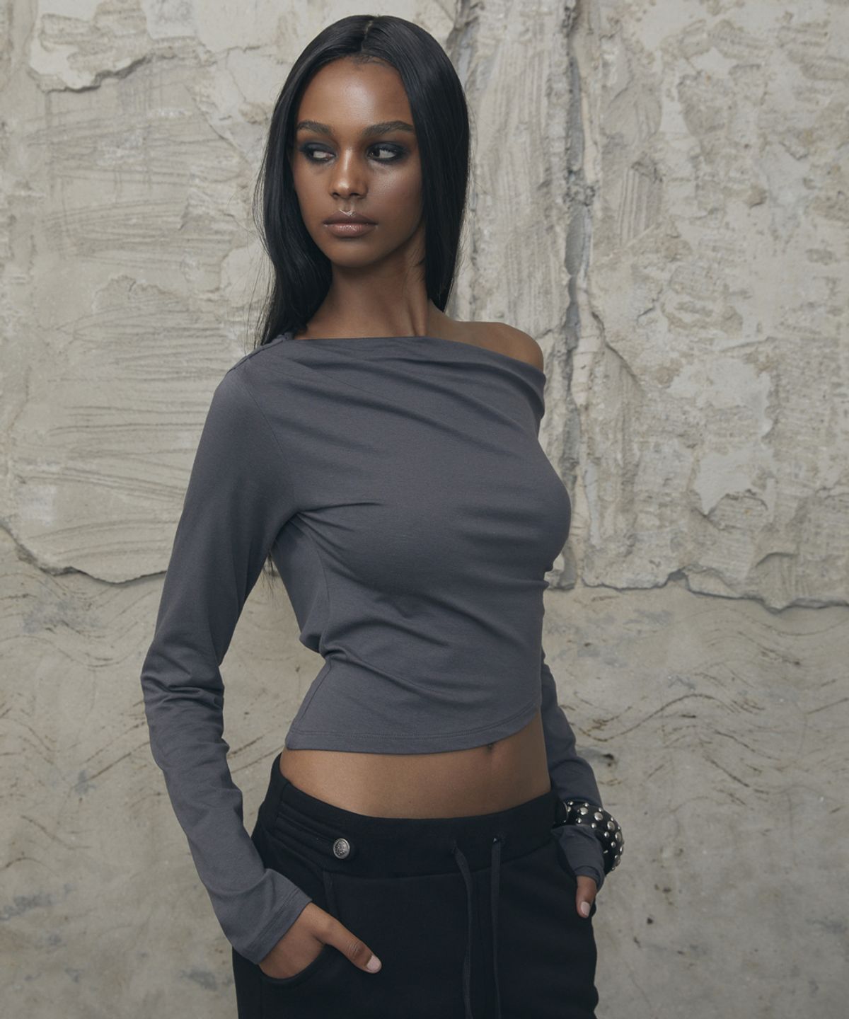 분트(VOONT) Slouchy Off-Shoulder Long Sleeve (CHARCOAL)