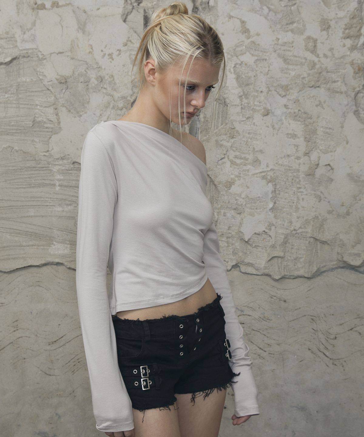 분트(VOONT) Slouchy Off-Shoulder Long Sleeve (BEIGE)