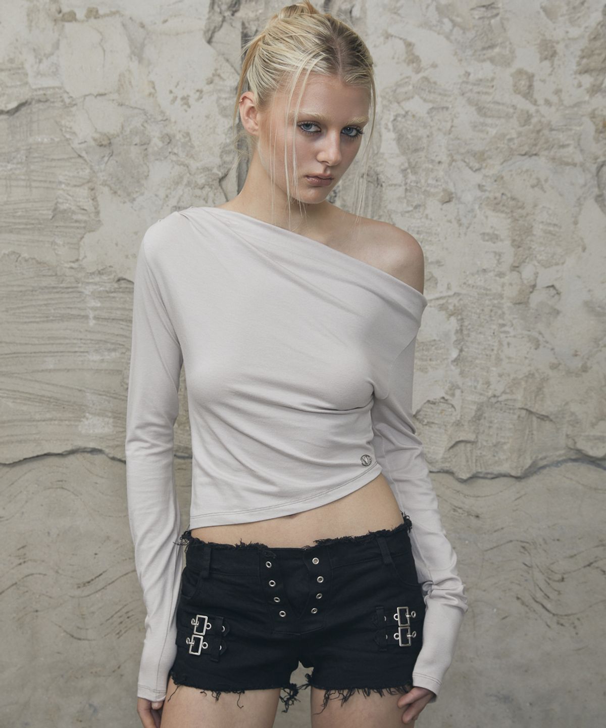 분트(VOONT) Slouchy Off-Shoulder Long Sleeve (BEIGE)
