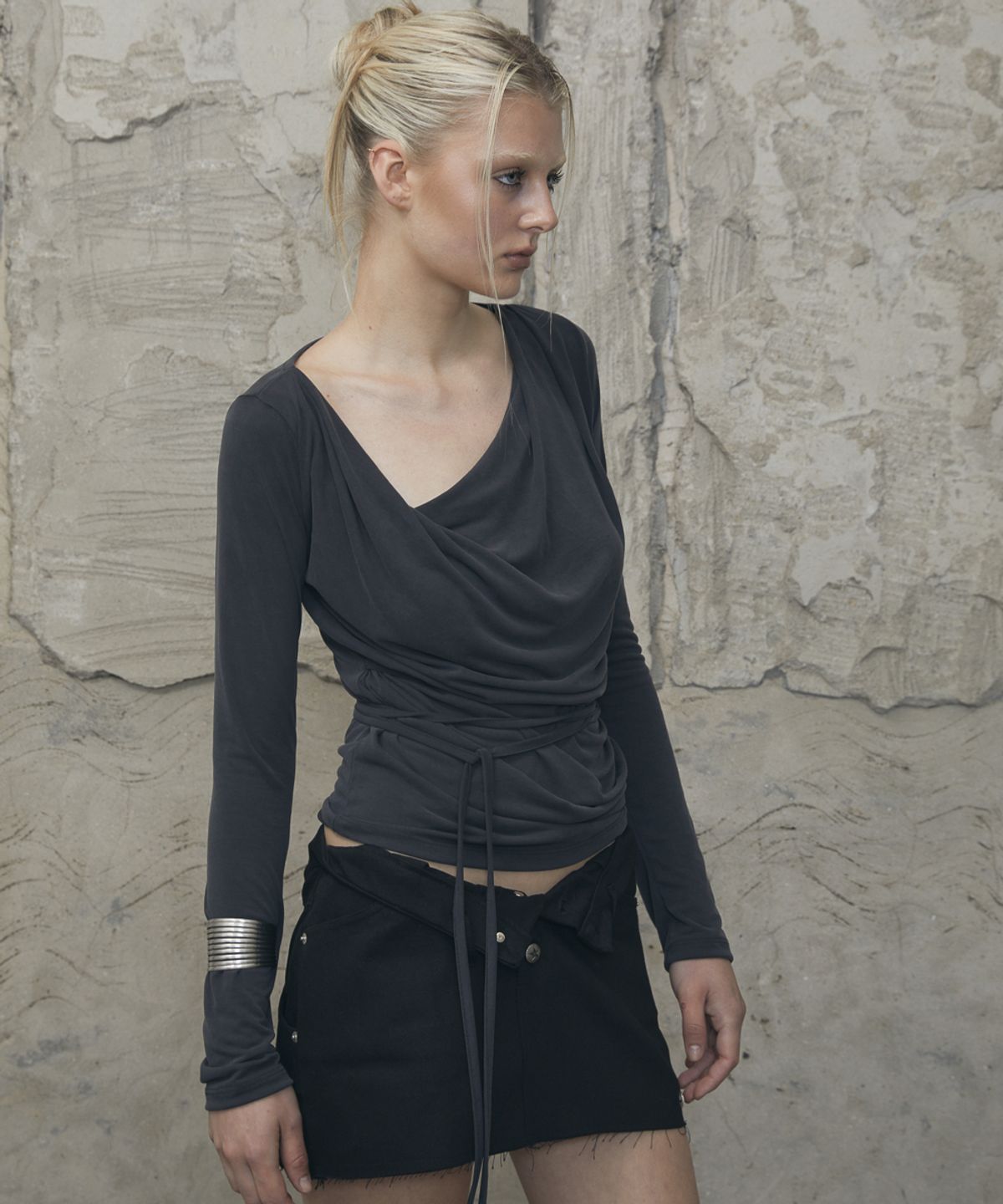분트(VOONT) Drape Strap Tie Long Sleeve (BLACK)