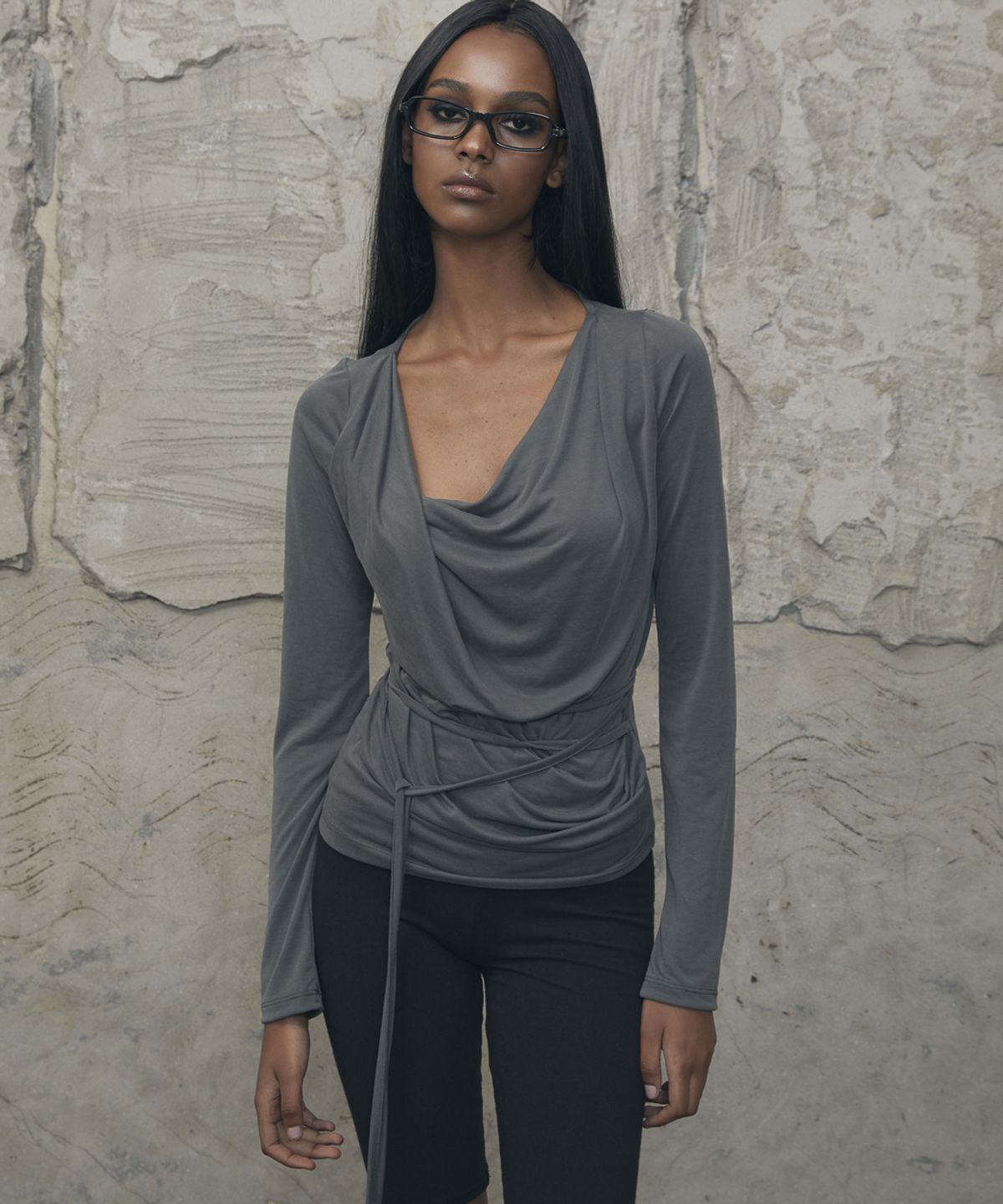 분트(VOONT) Drape Strap Tie Long Sleeve (CHARCOAL)
