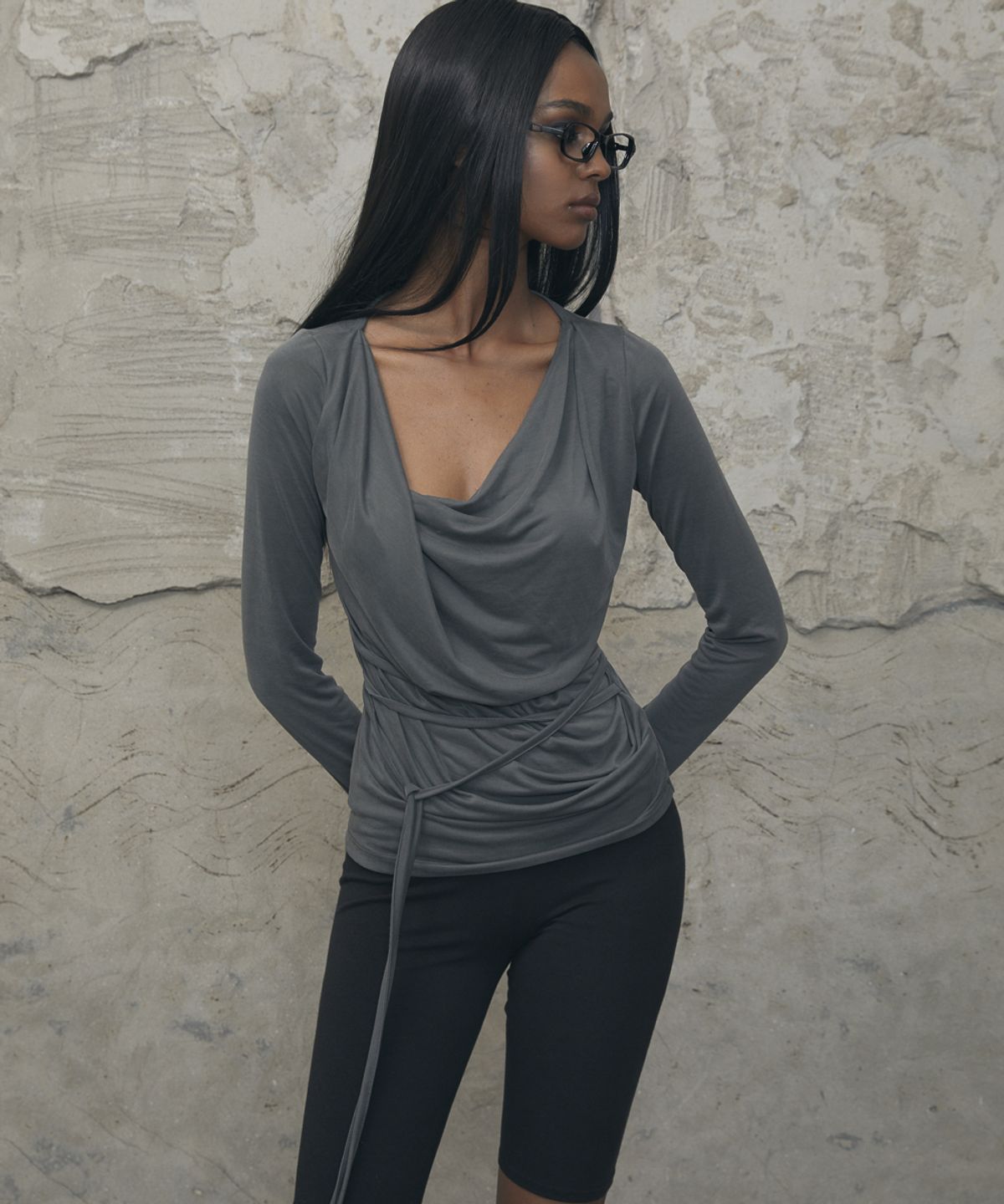 분트(VOONT) Drape Strap Tie Long Sleeve (CHARCOAL)