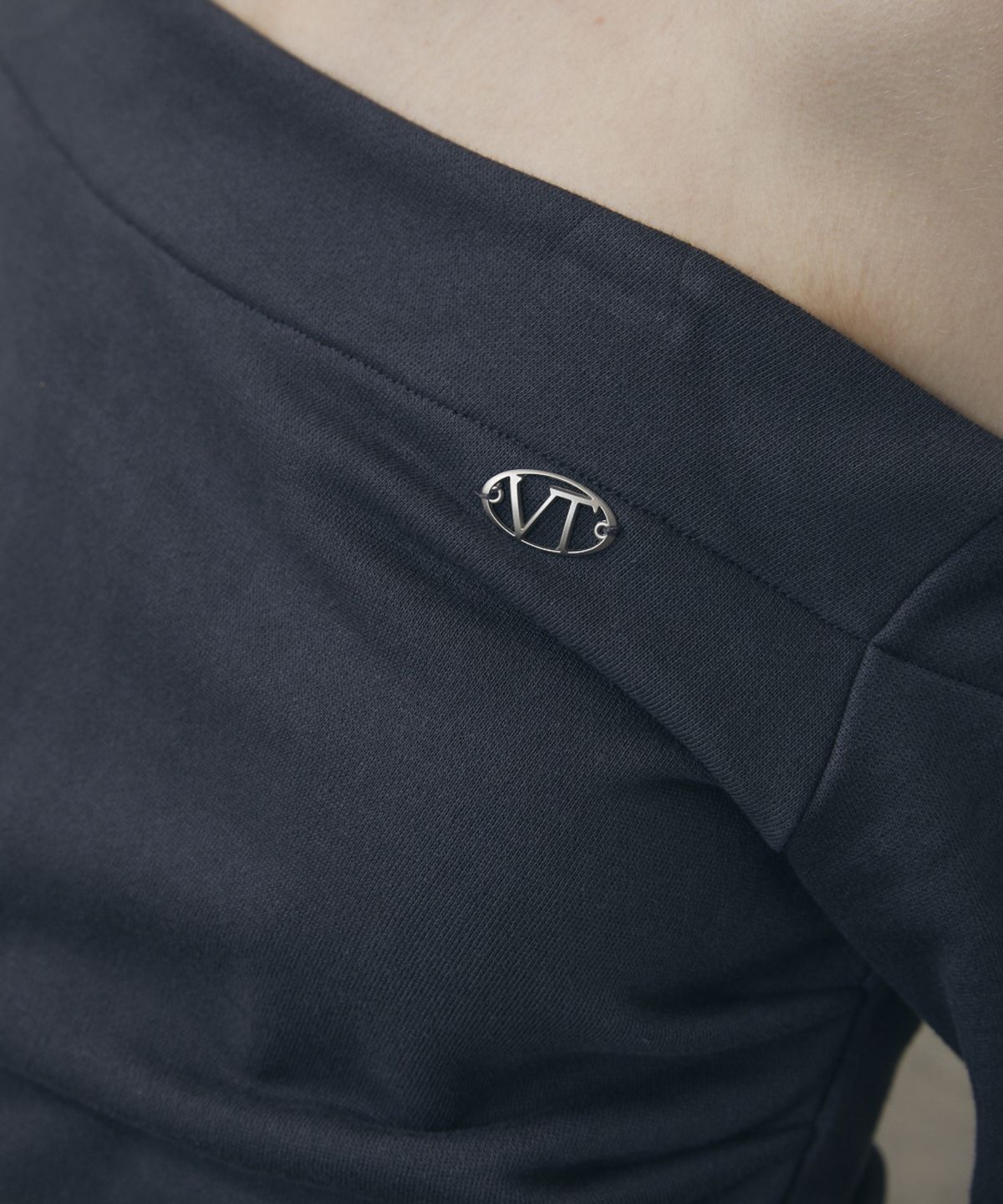 분트(VOONT) One-Shoulder Snap Sweatshirt (CHARCOAL)