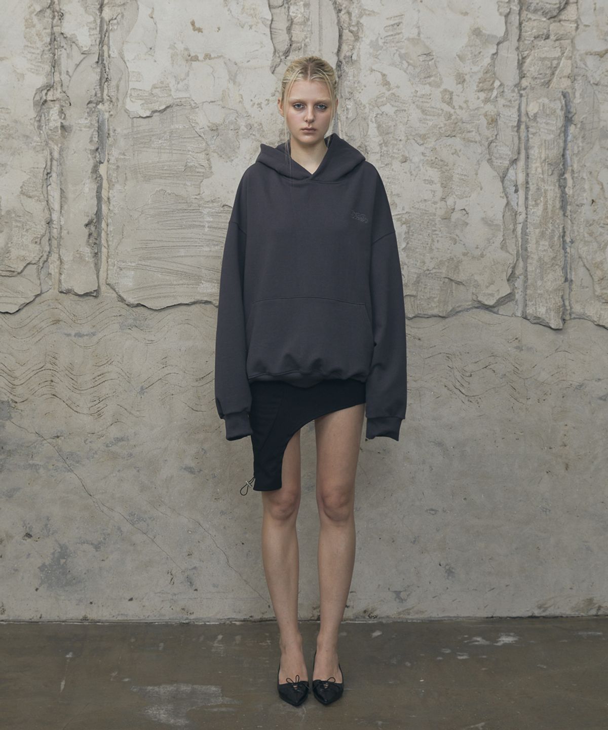 분트(VOONT) Metallic Heart Over-Fit Hoodie (CHARCOAL)