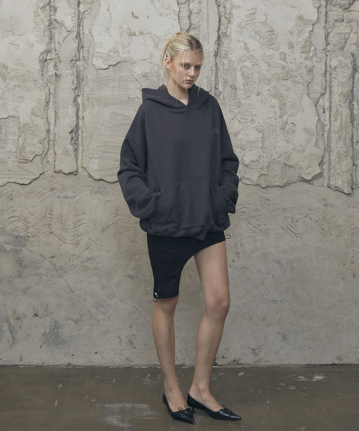 분트(VOONT) Metallic Heart Over-Fit Hoodie (CHARCOAL)