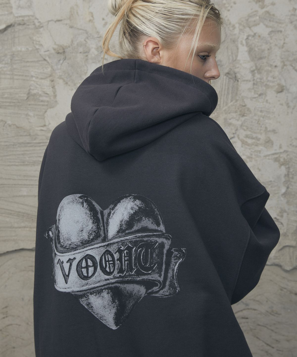 분트(VOONT) Metallic Heart Over-Fit Hoodie (CHARCOAL)
