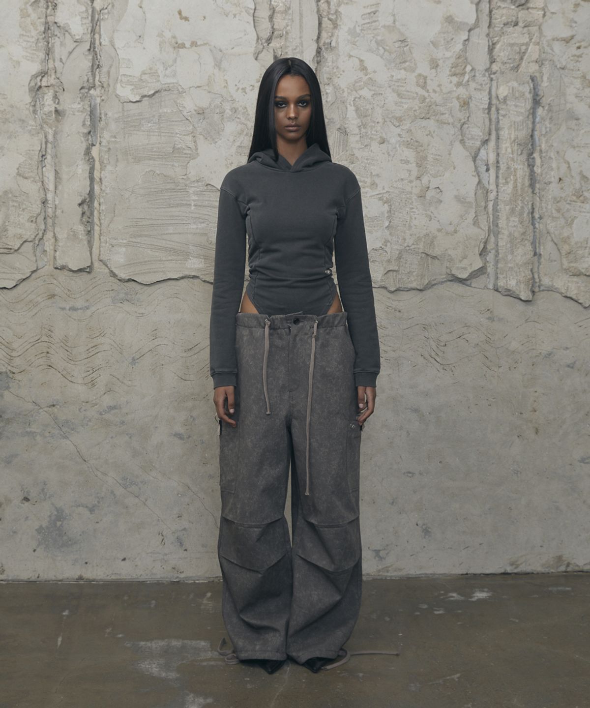 분트(VOONT) Slim-Fit Hood Bodysuit (CHARCOAL)