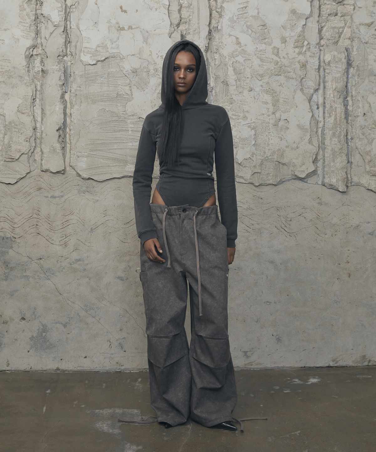 분트(VOONT) Slim-Fit Hood Bodysuit (CHARCOAL)
