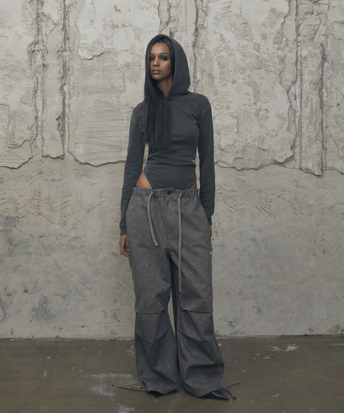 분트(VOONT) Slim-Fit Hood Bodysuit (CHARCOAL)