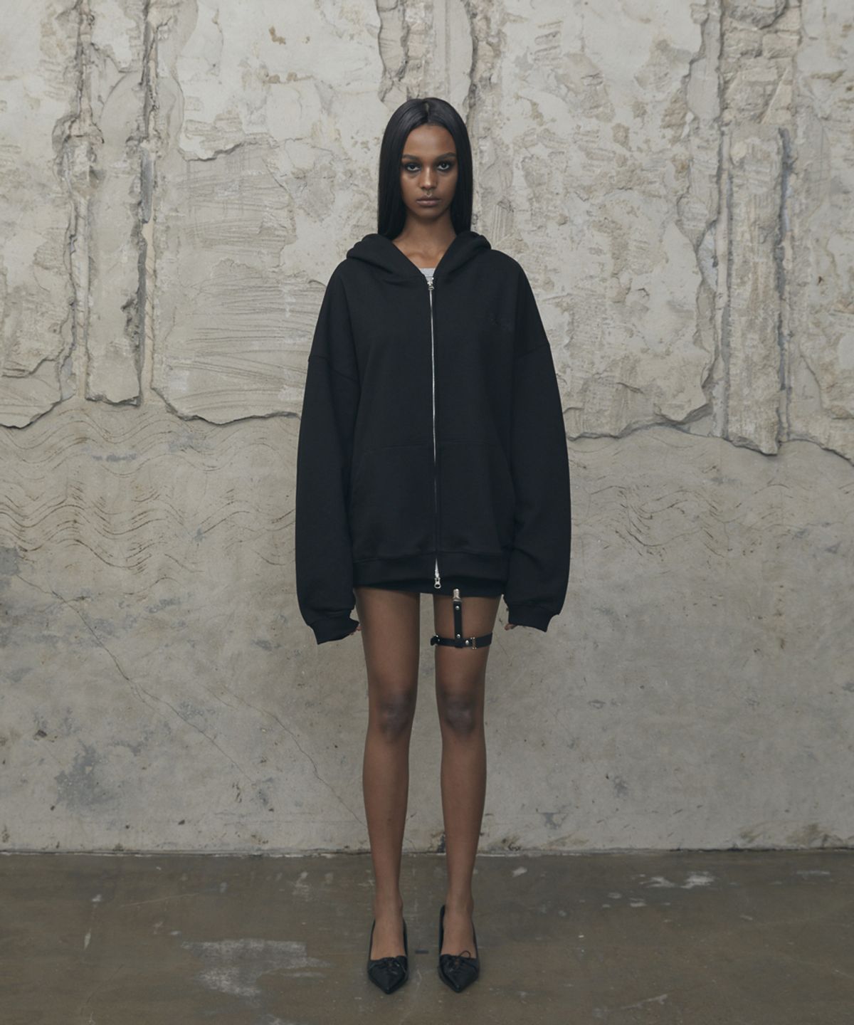 분트(VOONT) Metallic Heart Over-Fit Hood Zip-Up (BLACK)