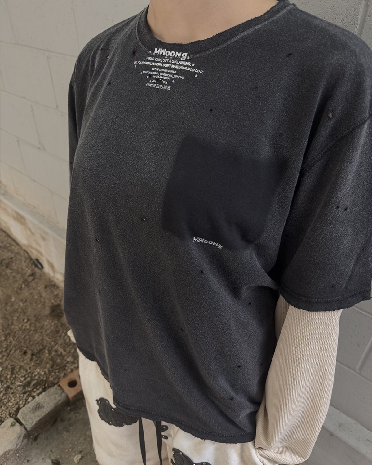 뭉(MWOONG) Fade out fake pocket tee bk