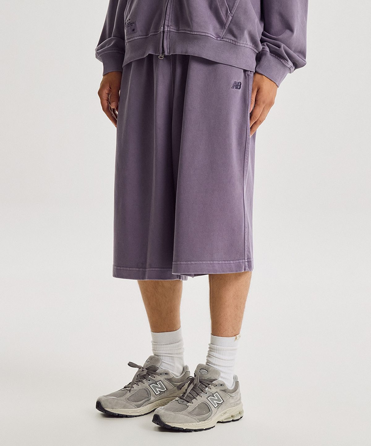 뉴발란스(NEW BALANCE) NBNVG31843 / UNI ESCAPE 8부 다잉 버뮤다 스웻쇼츠 (PURPLE)