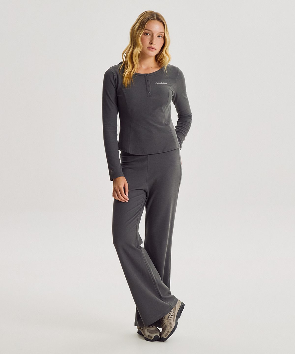 뉴발란스(NEW BALANCE) NBNDG3W812 / WOMEN AIRY 와플 후드 긴팔티 (CHARCOAL)