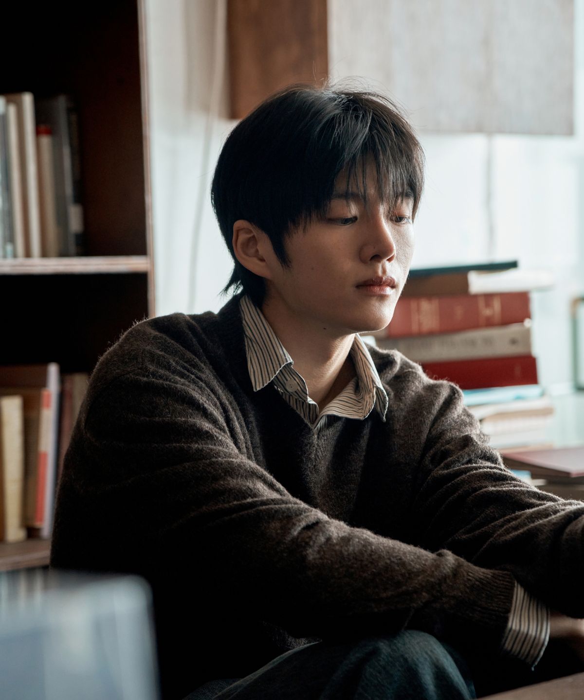 와르(WAAR) M2604 브러쉬드 브이넥 니트_브라운