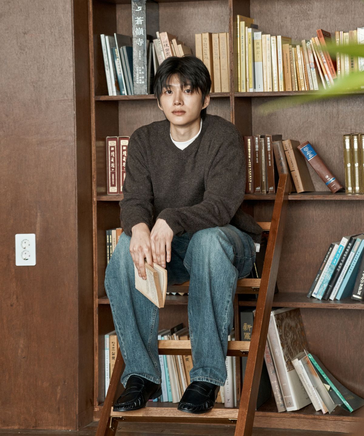 와르(WAAR) M2604 브러쉬드 브이넥 니트_브라운