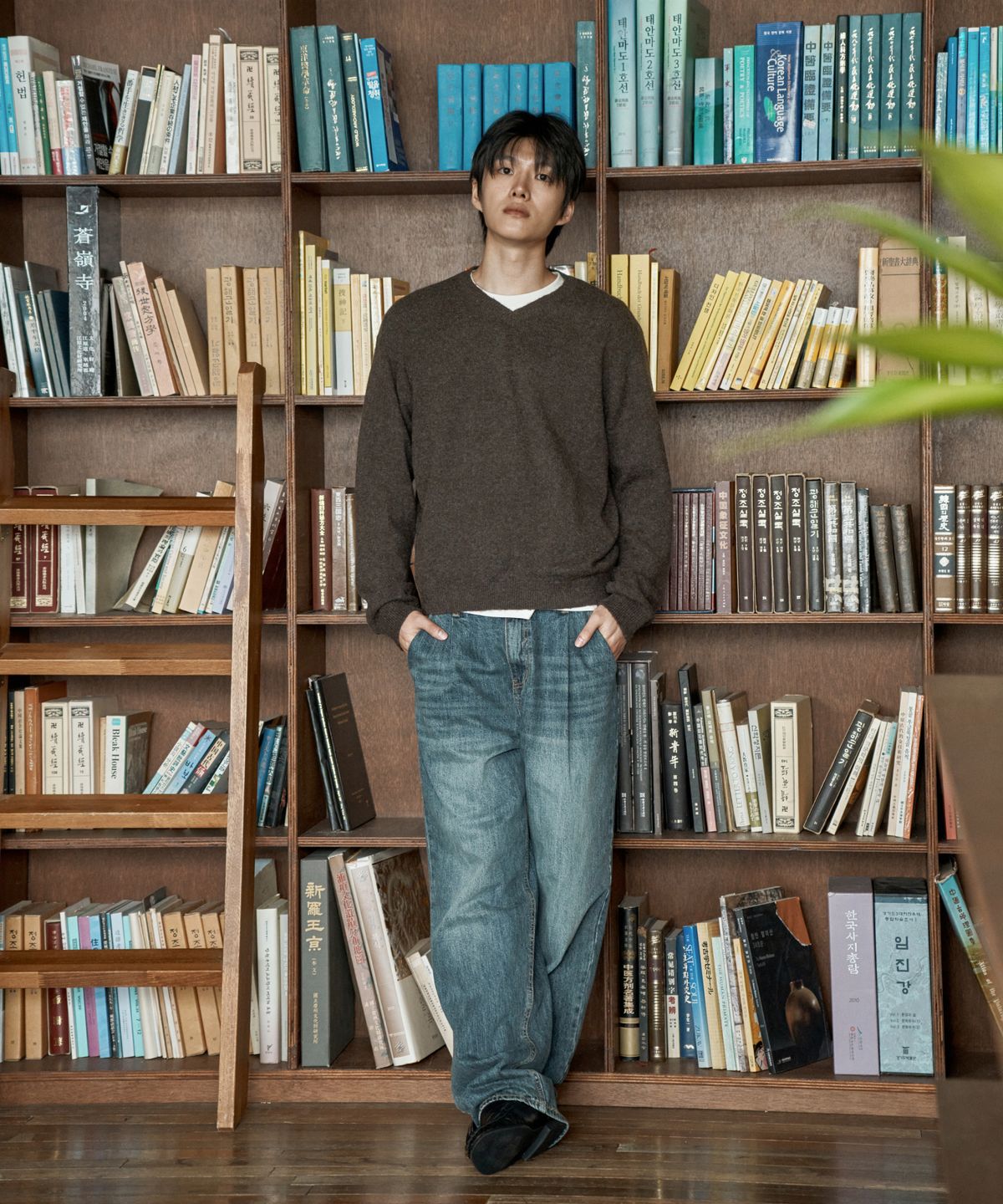 와르(WAAR) M2604 브러쉬드 브이넥 니트_브라운