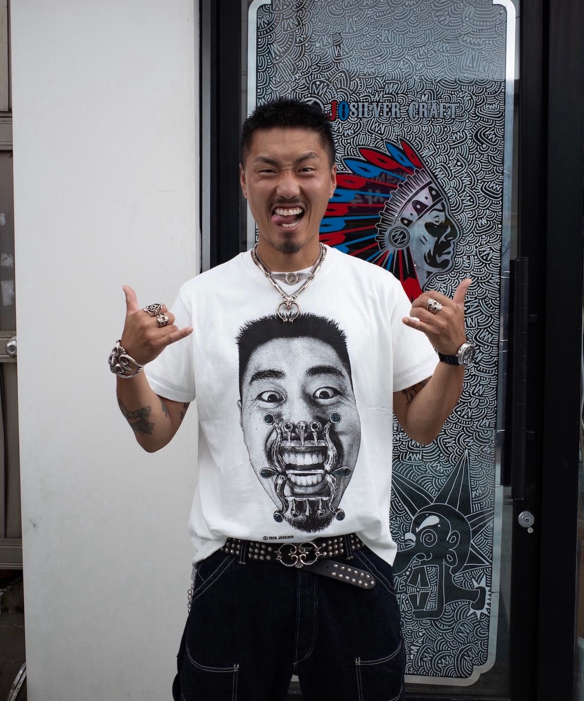 조실버(JOSILVER) 버클 페이스 티셔츠