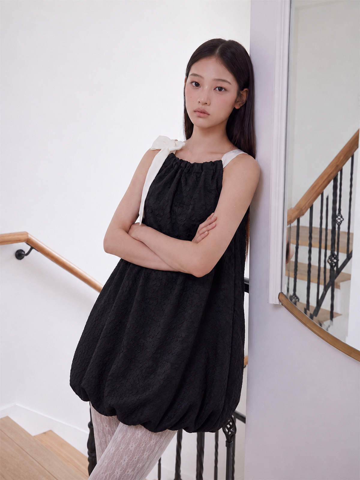 아도르벨르(ADOREBELLE) 엠보싱 플라워 홀터넥 벌룬 원피스 - 블랙