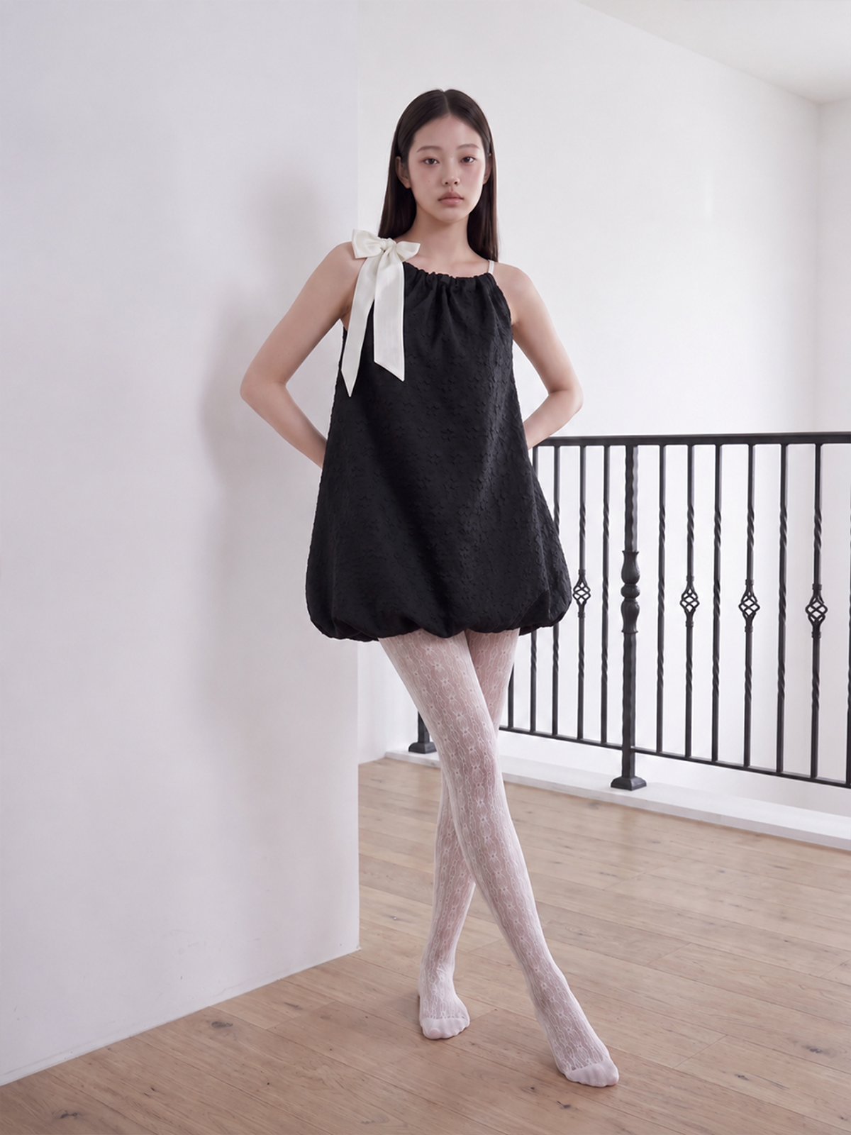 아도르벨르(ADOREBELLE) 엠보싱 플라워 홀터넥 벌룬 원피스 - 블랙