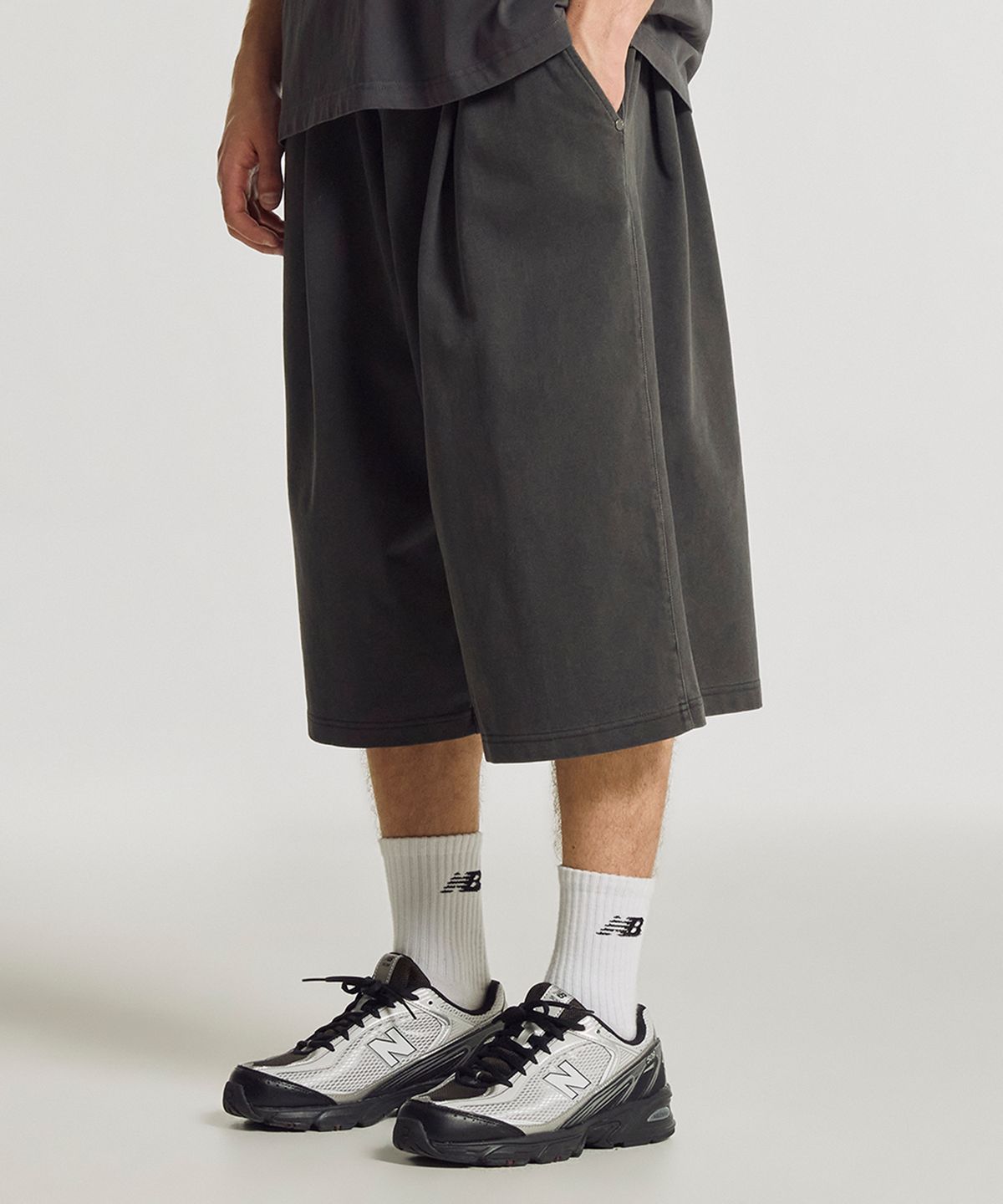 뉴발란스(NEW BALANCE) NBNVG31543 / UNI 에센셜 8부 쇼츠 (D/CHARCOAL)