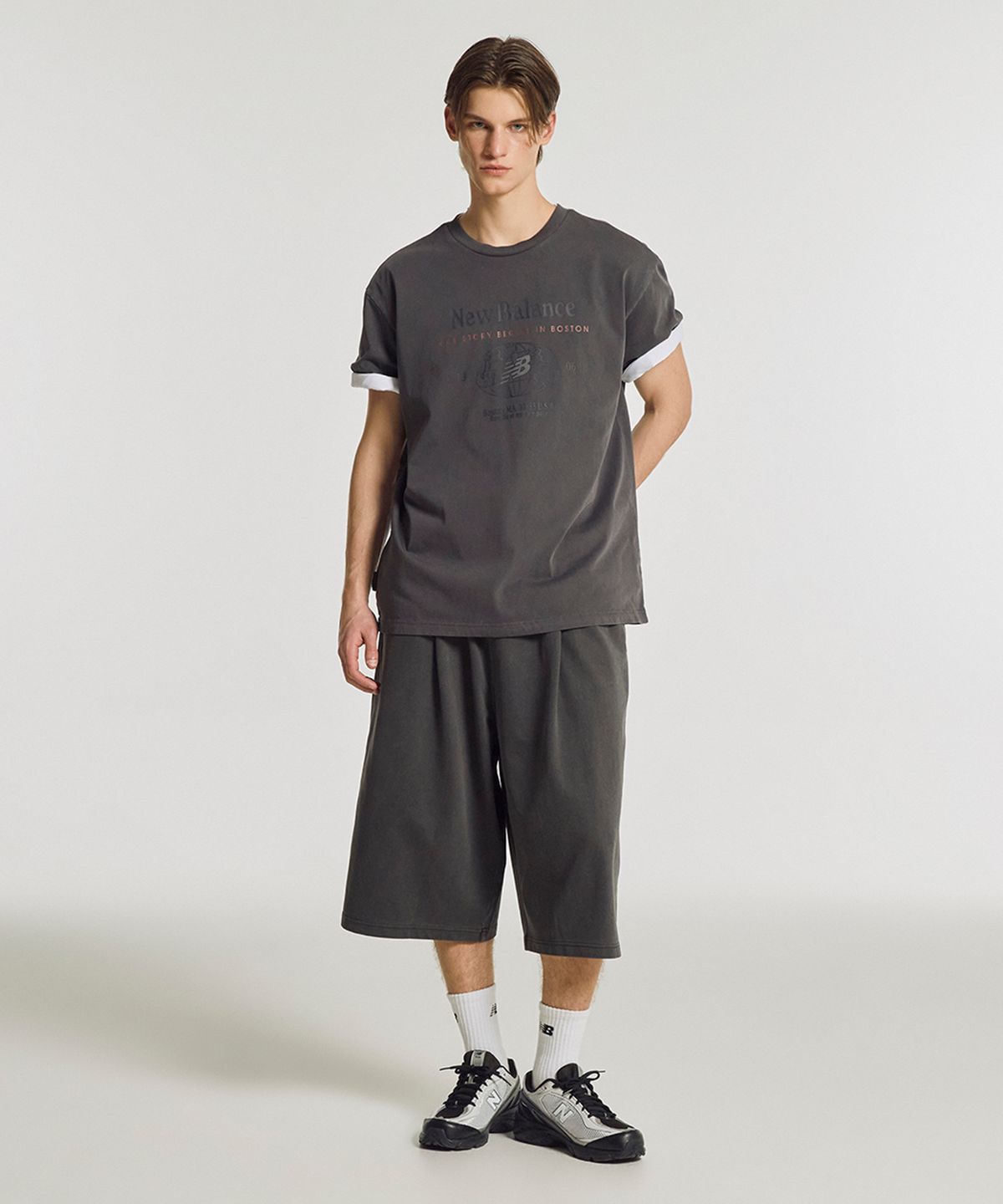 뉴발란스(NEW BALANCE) NBNVG31543 / UNI 에센셜 8부 쇼츠 (D/CHARCOAL)
