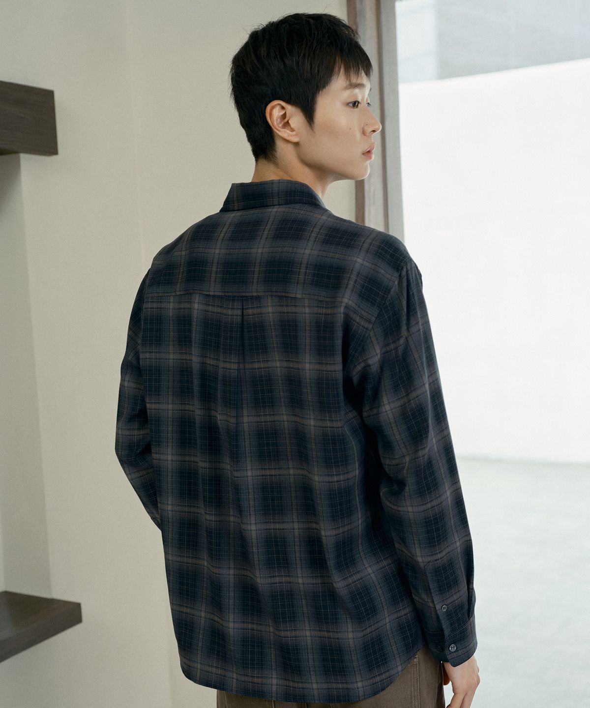 마인드브릿지(MINDBRIDGE) [COUTURE]옴브레 다크 그레이 체크 오버핏 긴팔 셔츠