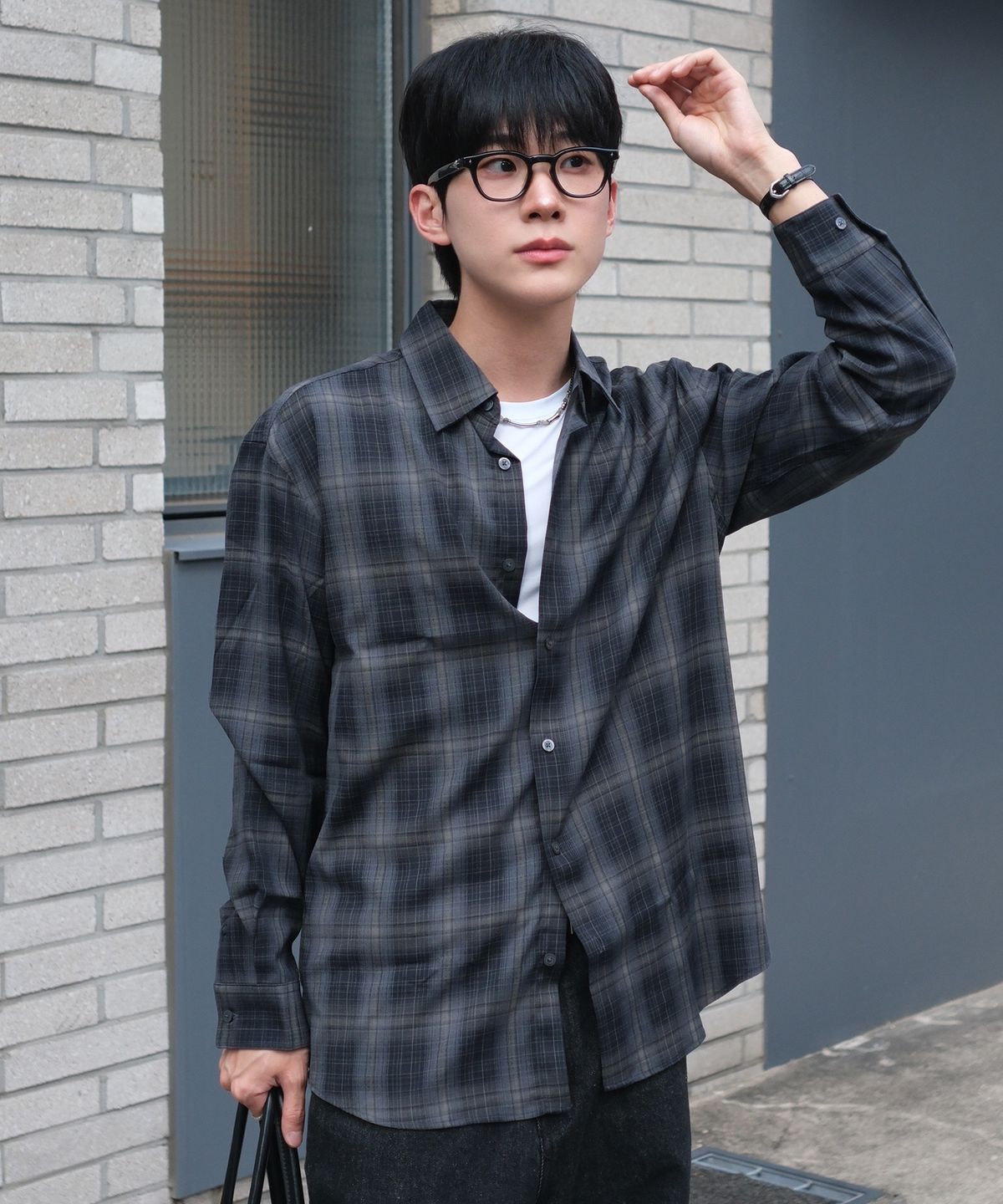 마인드브릿지(MINDBRIDGE) [COUTURE]옴브레 다크 그레이 체크 오버핏 긴팔 셔츠