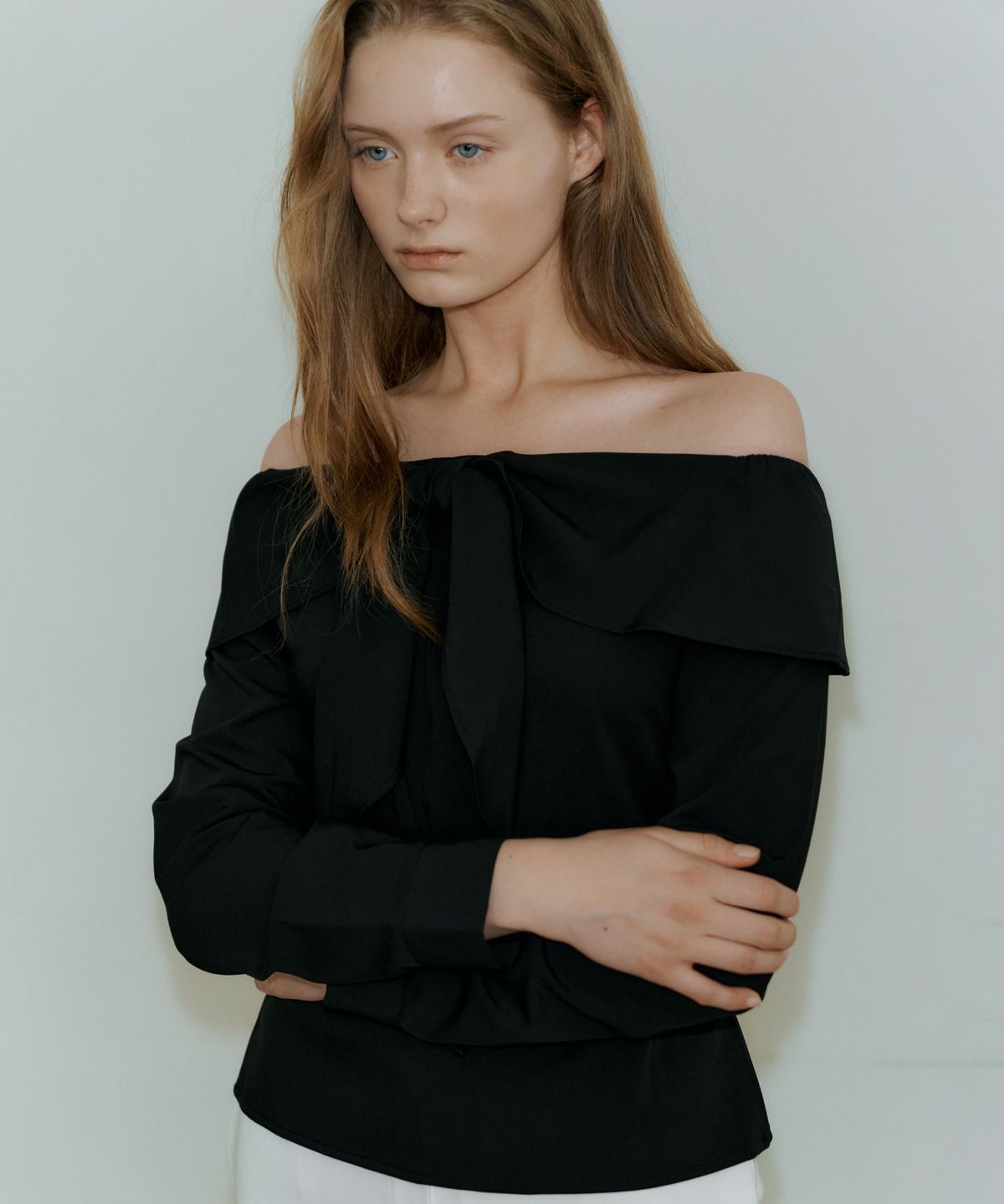리올그(REORG) PAP OFF SHOULDER TIE BLOUSE BLACK