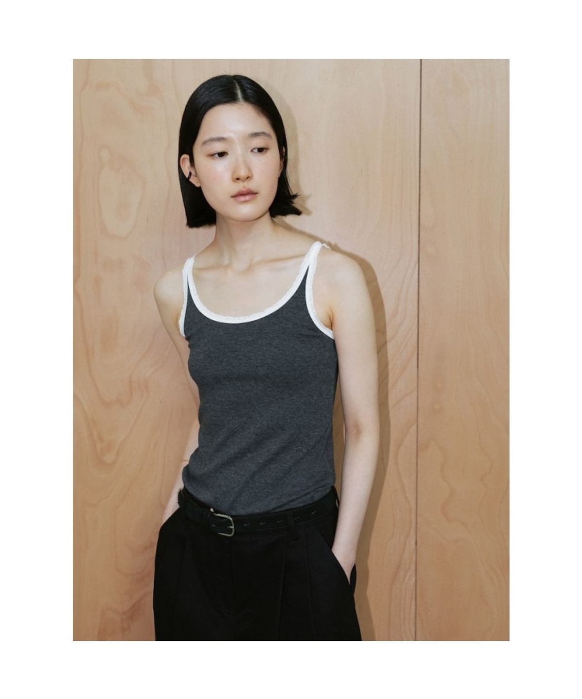 디애퍼처(THE APERTURE) Sleeveless Lace Top  Grey (TA6742A053)